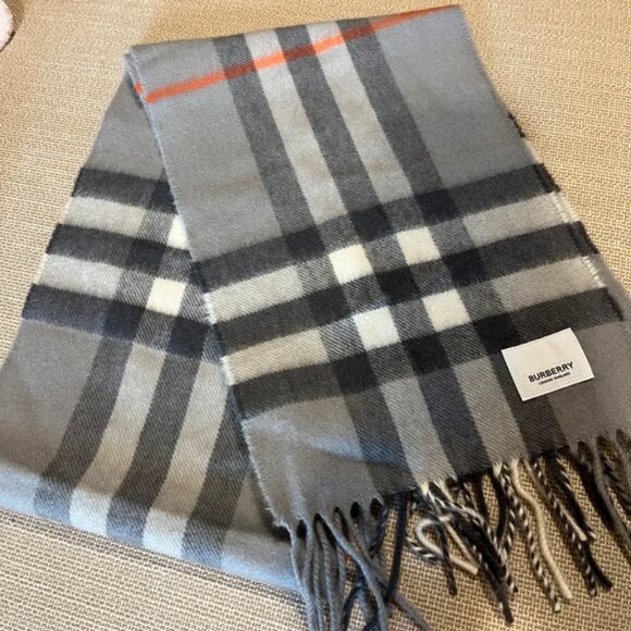Burberry cashmere scarf - Picture 1 of 6